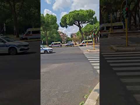 Video Incidente sulla via Cristoforo Colombo. Scontro tra auto e moto a un incrocio: interviene il 118