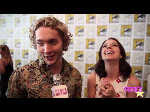 EXCLUSIVE! Reign's Megan Follows, Adelaide Kane, Toby Regbo Talk Frary & Regboners at Comic-Con!