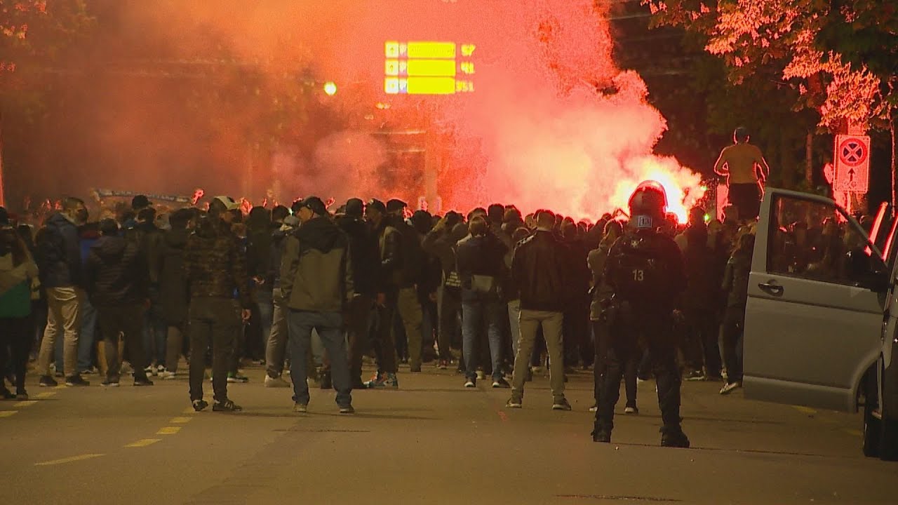 Zürich ZH: GC zurück in der Super League – Fussballfans feiern vor dem Stadion mit Feuerwerk