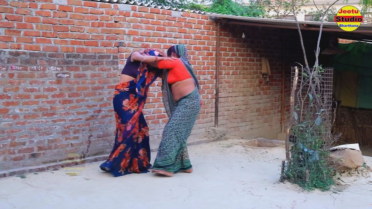 देवरानी जेठानी की लड़ाई में सास ने किया बंटवारा 