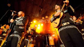 Video voorbeeld van "Mariachi El Bronx - Poverty's King"