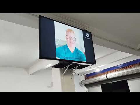 Pastor Adriano assiste a uma homenagem no telão.