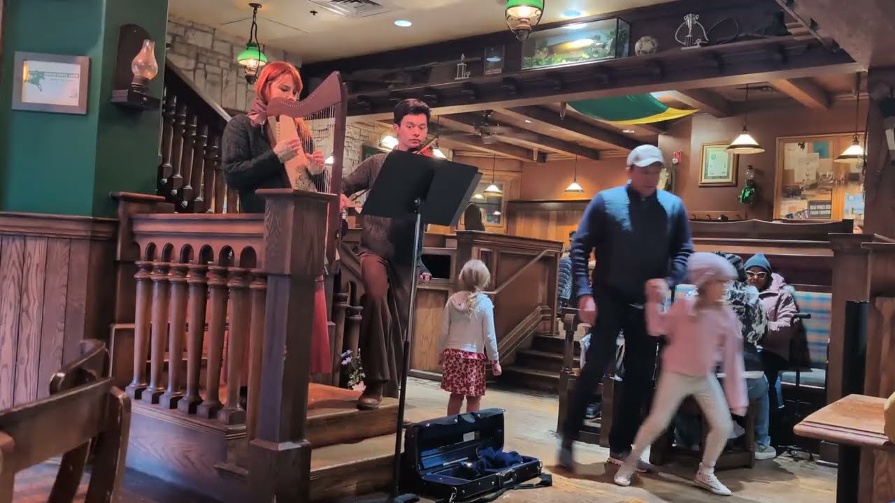 Live entertainment from Grogan's Pub - Christmas Town - 