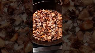Жареные грибочки с лучком.#shorts  #грибы #кухня