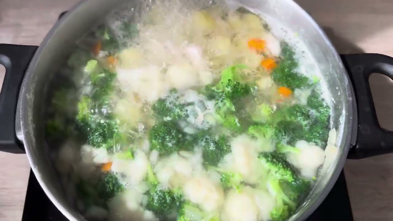 Вкусный куриный суп с брокколи и цветной капустой | Простой рецепт дома