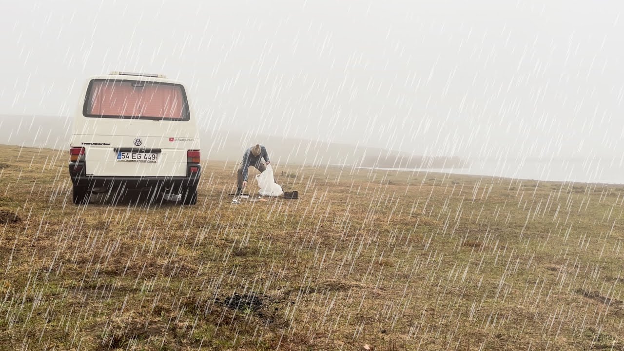 Çakalların Dibimize Kadar Geldiği Yağmurlu Soğuk Havada Karavan ile Yayla Kampımız