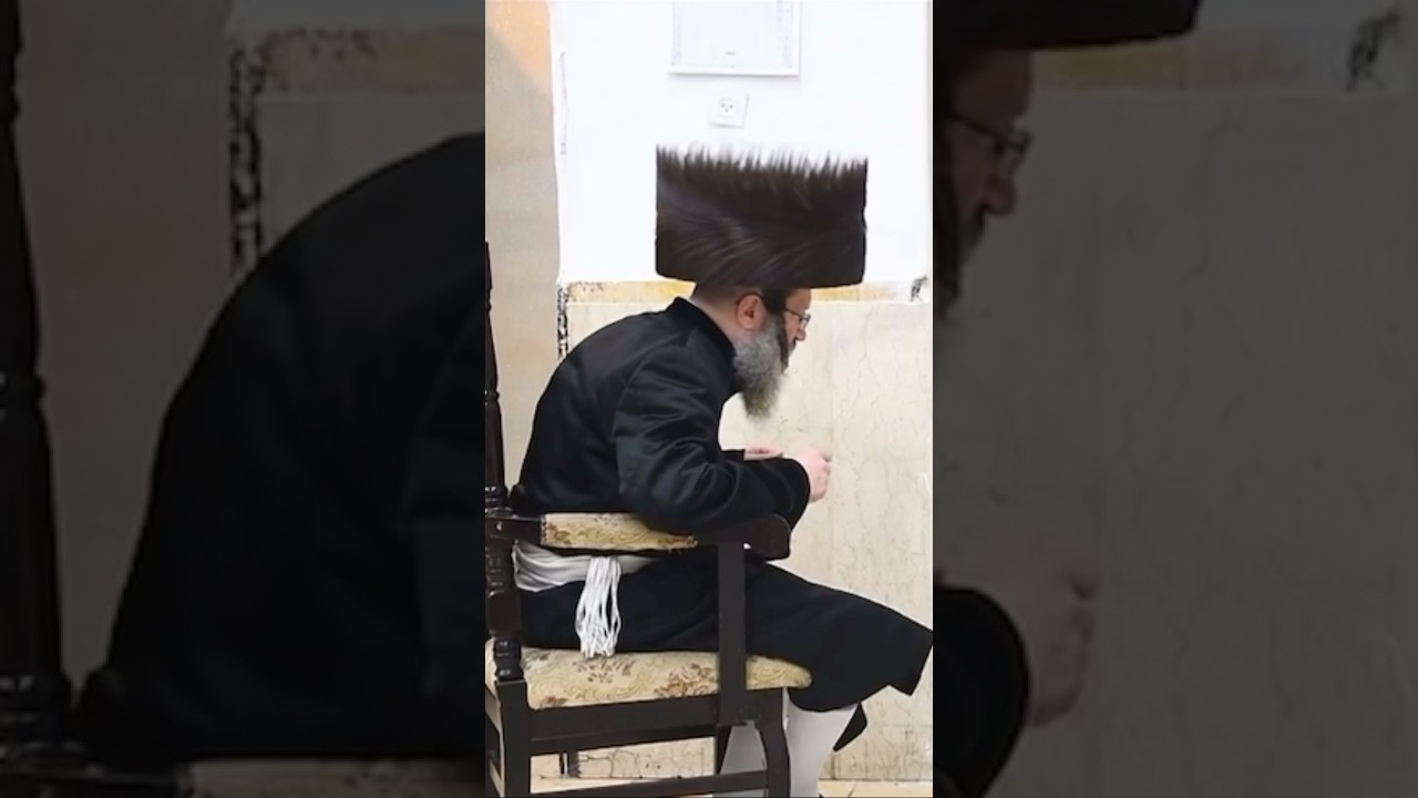 כ"ק האדמו'ר מביטשקוב במעמד הדלקת נרות חנוכה