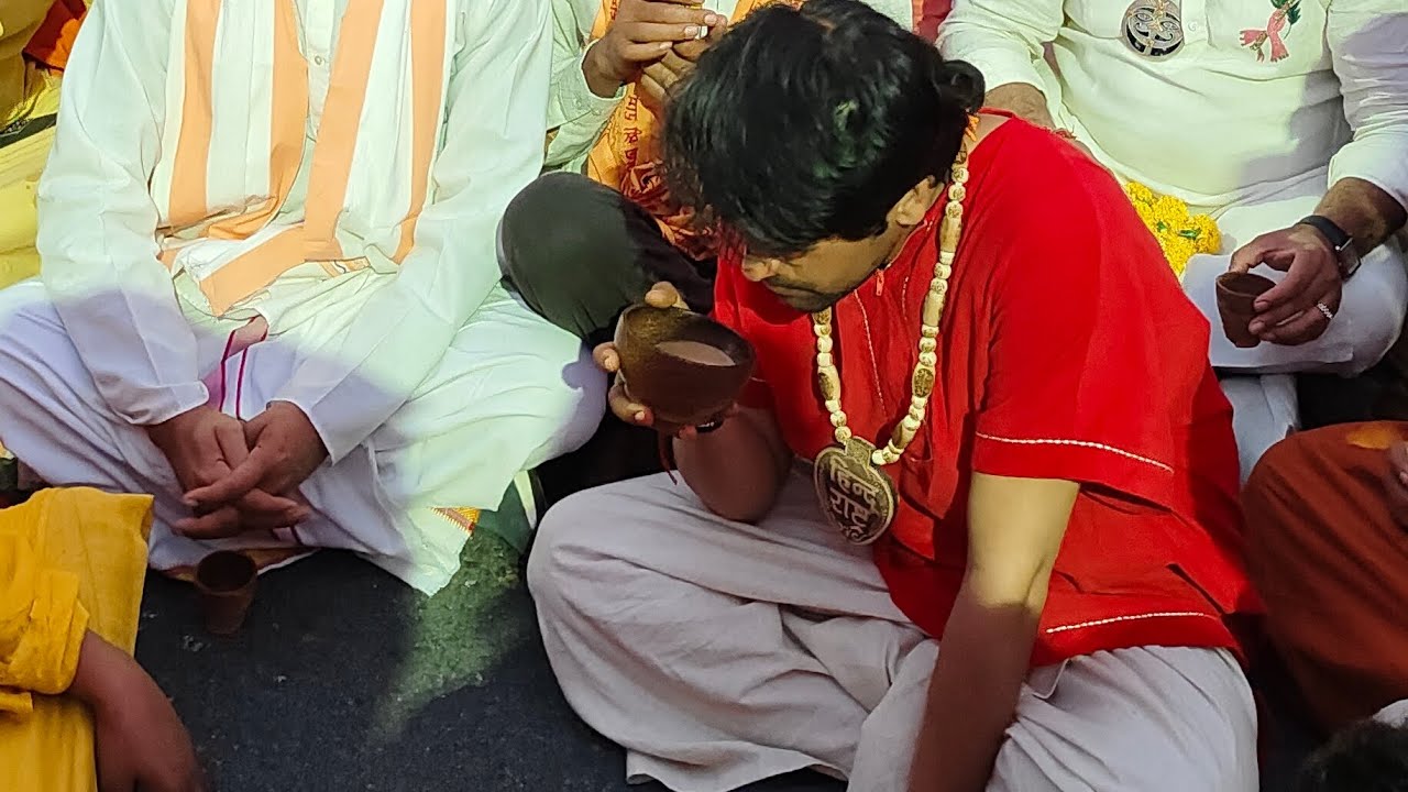 यात्रा के दौरान सड़क पर बैठ कर चाय पीते हुए बागेश्वर महराज @BageshwarDhamSarkar #padyatra #yatra