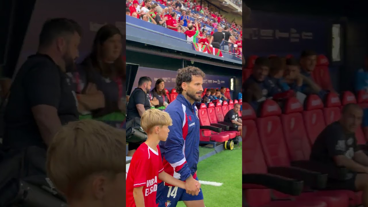 Jugadores de Osasuna y Rayo Vallecano saltan al césped de El Sadar