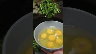 Fried eggs with leeks, very delicious food