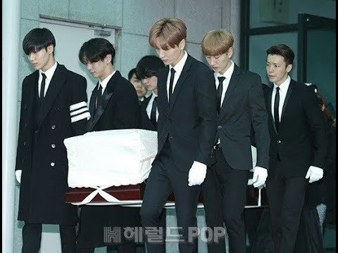 【鐘鉉出殯】SHINee隊友捧牌位抬棺，KEY哭倒溫流肩上！