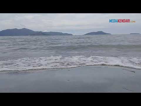 Eloknya Pantai Kayu Angin