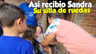 Vean la gran sonrisa de esta pequeña al recibir su silla de ruedas. Parte 12