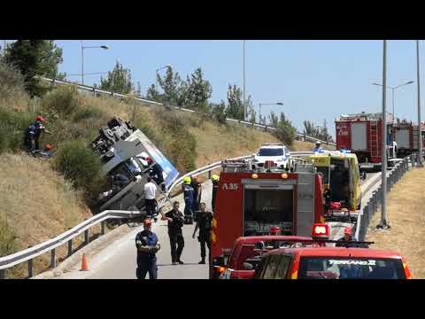 Απίστευτο τροχαίο στην περιφερειακή με φορτηγό που έπεσε από υψος