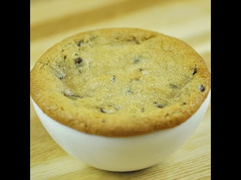 HOW TO MAKE A STUFFED CHOCOLATE CHIP COOKIE - Caramel Stuffed Chocolate Chip Cookie