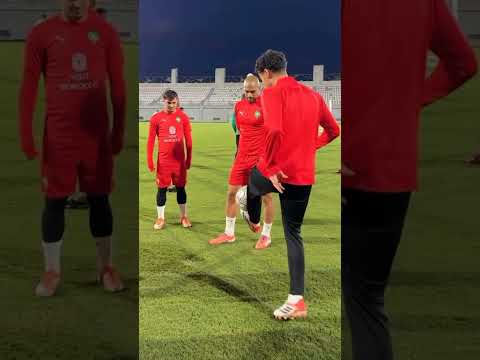 تحدي من يحتفظ بالكرة أكثر بن لاعبي المنتخب الوطني أناس صلاح الدين ضد إلياس اخوماش في اجواء استثنائية