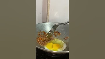 Thumbnail of Masak nasi goreng. Telur jangan di campur ke bumbu karena akan mengurangi rasa