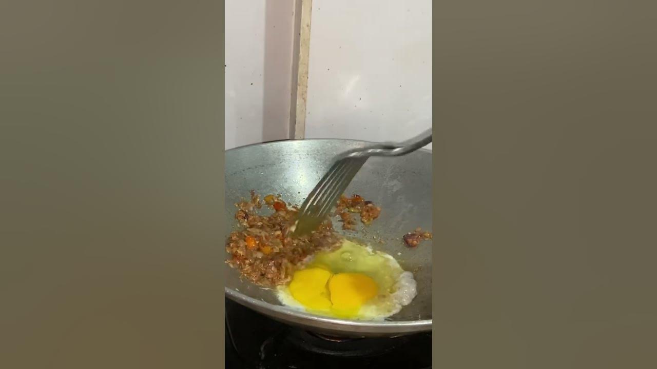 Masak nasi goreng. Telur jangan di campur ke bumbu karena akan mengurangi rasa