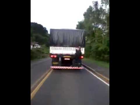 Vídeo mostra carona arriscada em caminhão entre Joaçaba e Luzerna