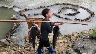 Arrange rocks to block streams to create traps to twist around to catch fish to sell orphan boy khai