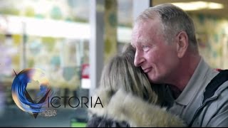 Reunited: Daughter finds homeless dad online after 20 years - BBC News