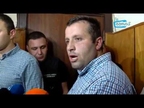 ნაციონალი დეპუტატები საკრებულოს თავმჯდომარის კარზე ჩაფხუტის დაკიდებას ცდილობდნენ