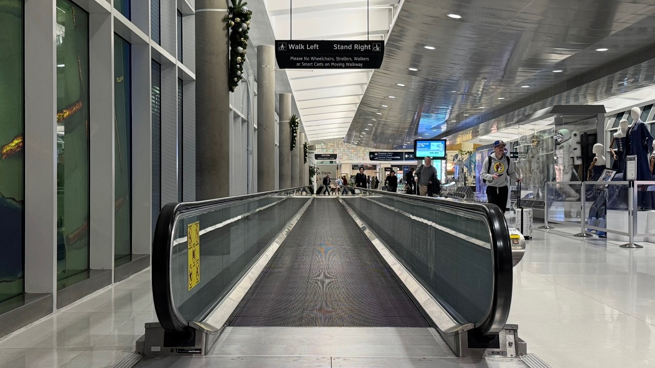 Неизвестные движущиеся дорожки в аэропорту Хьюстон Хобби, штат Техас. - 2026 Take