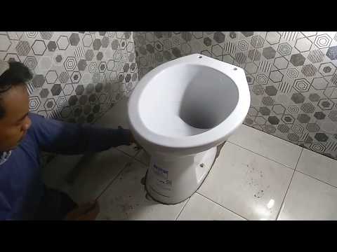Video: Bagaimana cara memasang baut kloset toilet?
