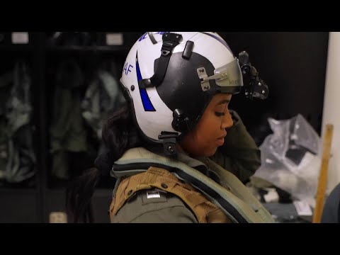 कैसे महिला EA-18G ग्रोलर एविएटर लॉन्च: लेफ्टिनेंट सारा बर्नम से मिलें यूएस नेवी
