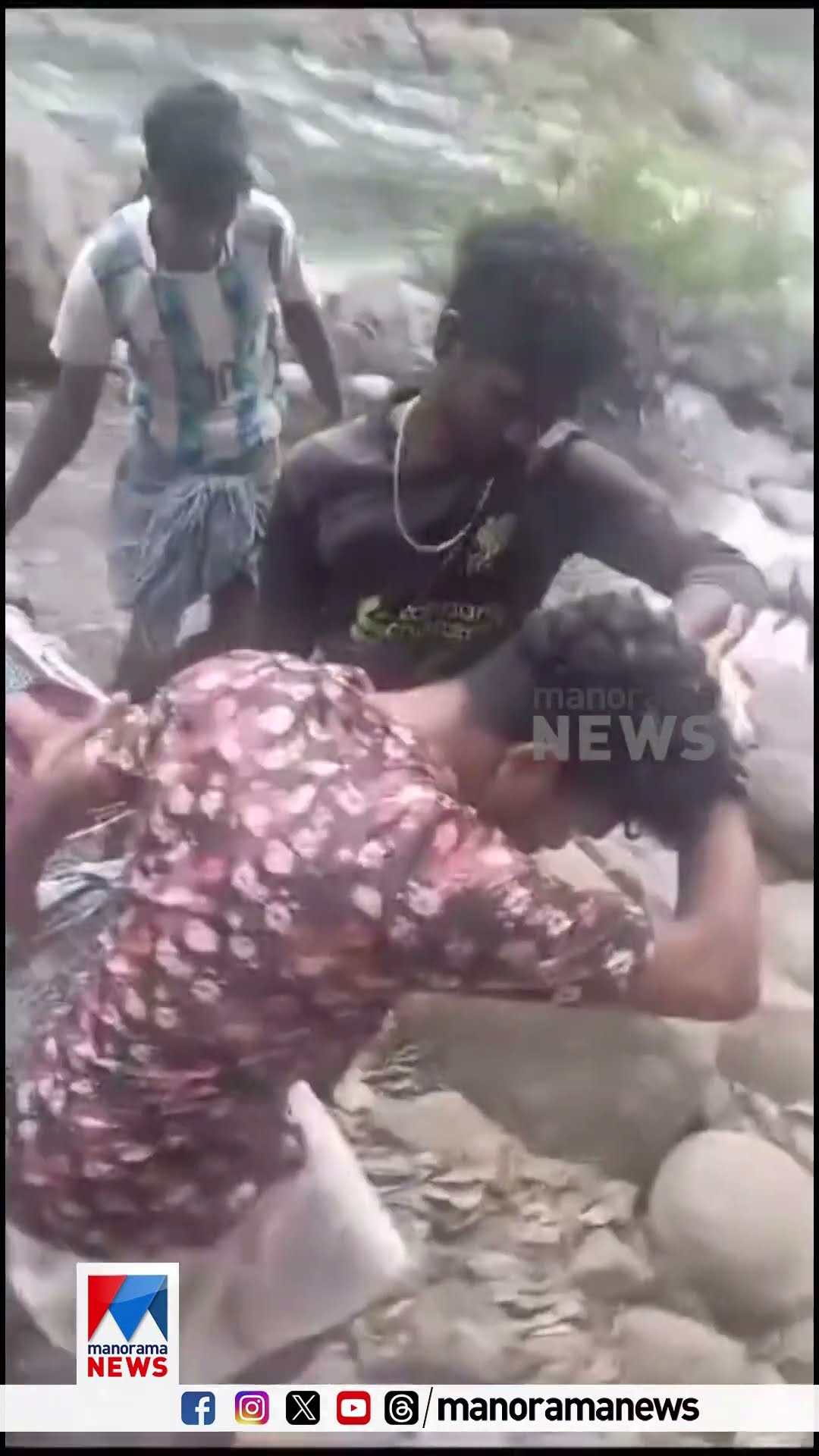 2019ല്‍ പാലം ഒലിച്ചു പോയി; മലപ്പുറം പുഞ്ചക്കൊല്ലി ആദിവാസി നഗറിലെ ഗർഭിണിയെ ആശുപത്രിയിലെത്തിക്കുന്ന കാ