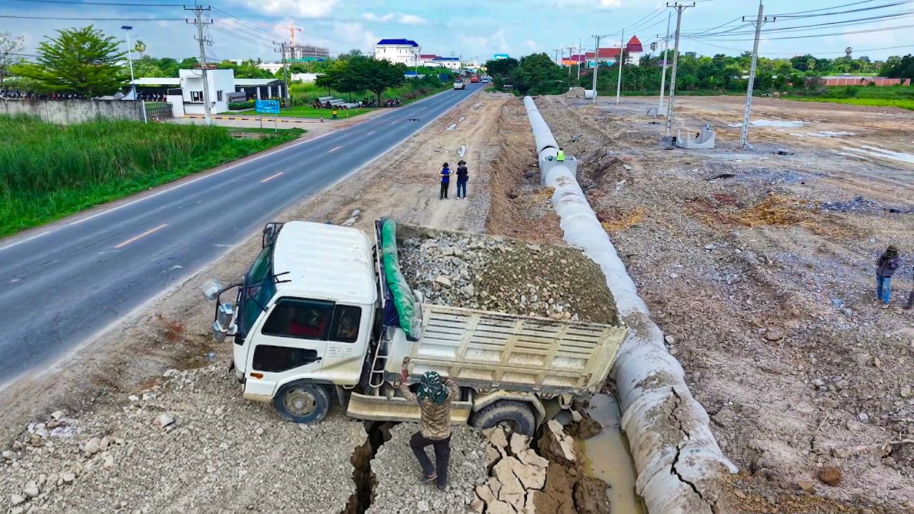 Dangerous Moment! 5 Ton Truck Stuck During Landfill–Rescue By KOMATSU Dozer
