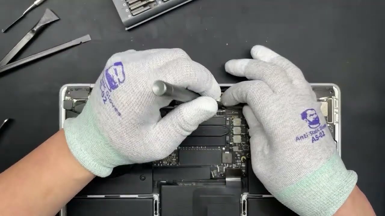 大阪淀屋橋 MacBook Pro 13inch 2017 A1708 画面開いたら映らなくなる