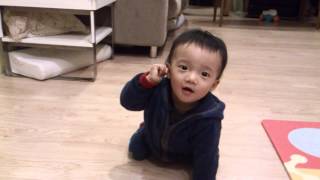 20140124 [1Y1M15D] 爬過來看手機仍不忘做動作