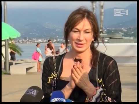 „ალი და ნინოს“ სკულპტურა ოფიციალურად გაიხსნა