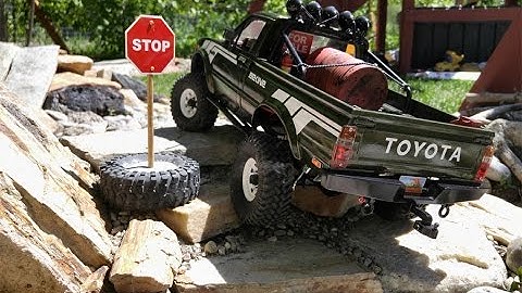 Toyota Hilux - RC4WD TF2 with exhaust - HD(1080p)