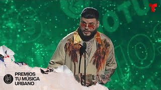 Farruko se hinca para agradecer el premio Top Canción Cristiana | Premios Tu Música Urbano 2022