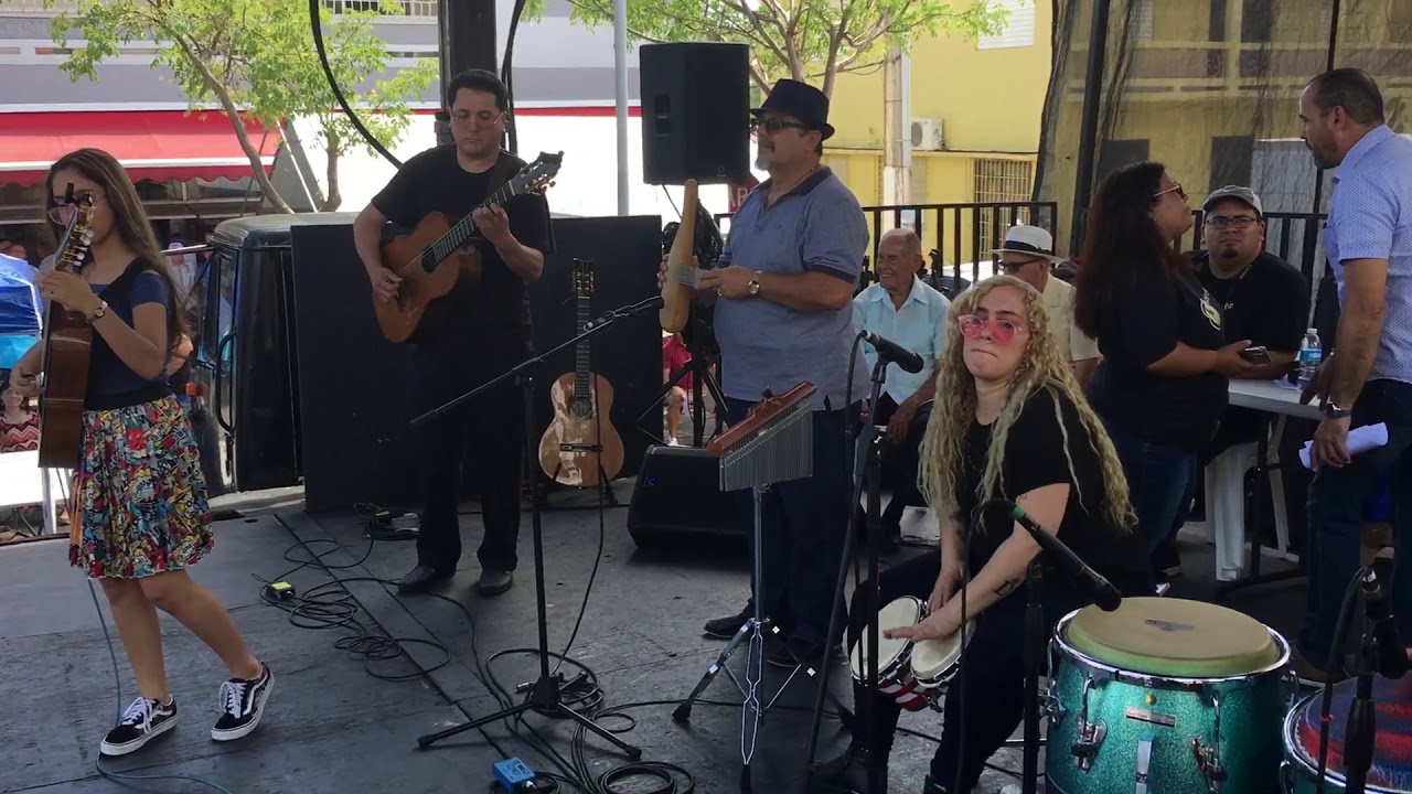 Fabiola tocando el Cuatro, Festival del Cuatro Morovis