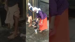 Download Lagu A Kid | Climbing 18 steps of Sabarimala | Divine  video 🙏🙏🙏 MP3