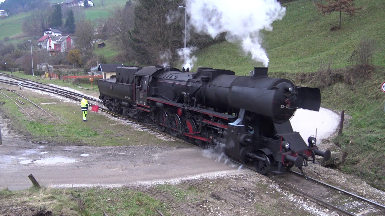 SŽ 33-037 z božičkovimi vlaki 2019