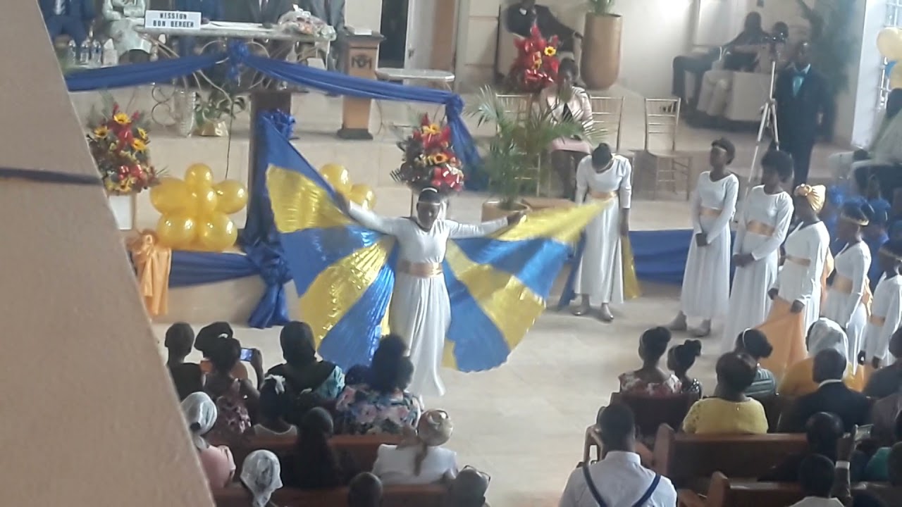 portes élevez vos linteaux  que le Roi de gloire fasse son entrée