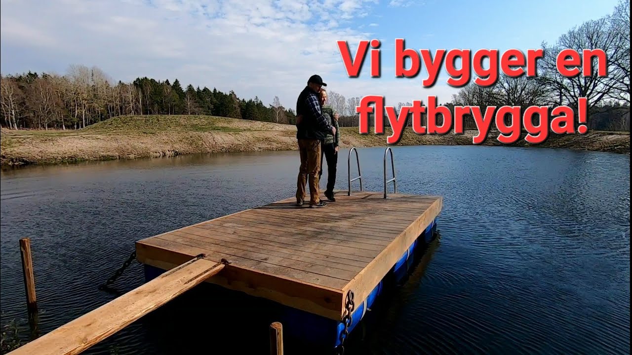 Vi bygger en flytbrygga till dammen!