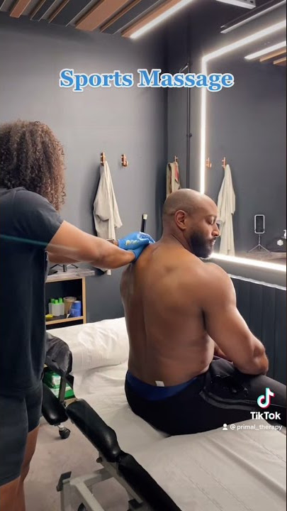 Sports massage therapy: shoulders/lats