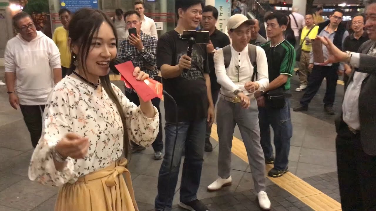靚女小蕎(2019-3-28)中環7號碼頭🛳 唱 “ 大約在冬季+ 自作多情+ 痴心換情深+ 最愛+ 後來+ 發誓+ 愛你這樣儍+ 情義兩心堅+ 夢想號黃包車+ 憑着愛 ”《啤酒🍺先生 拍攝👍》
