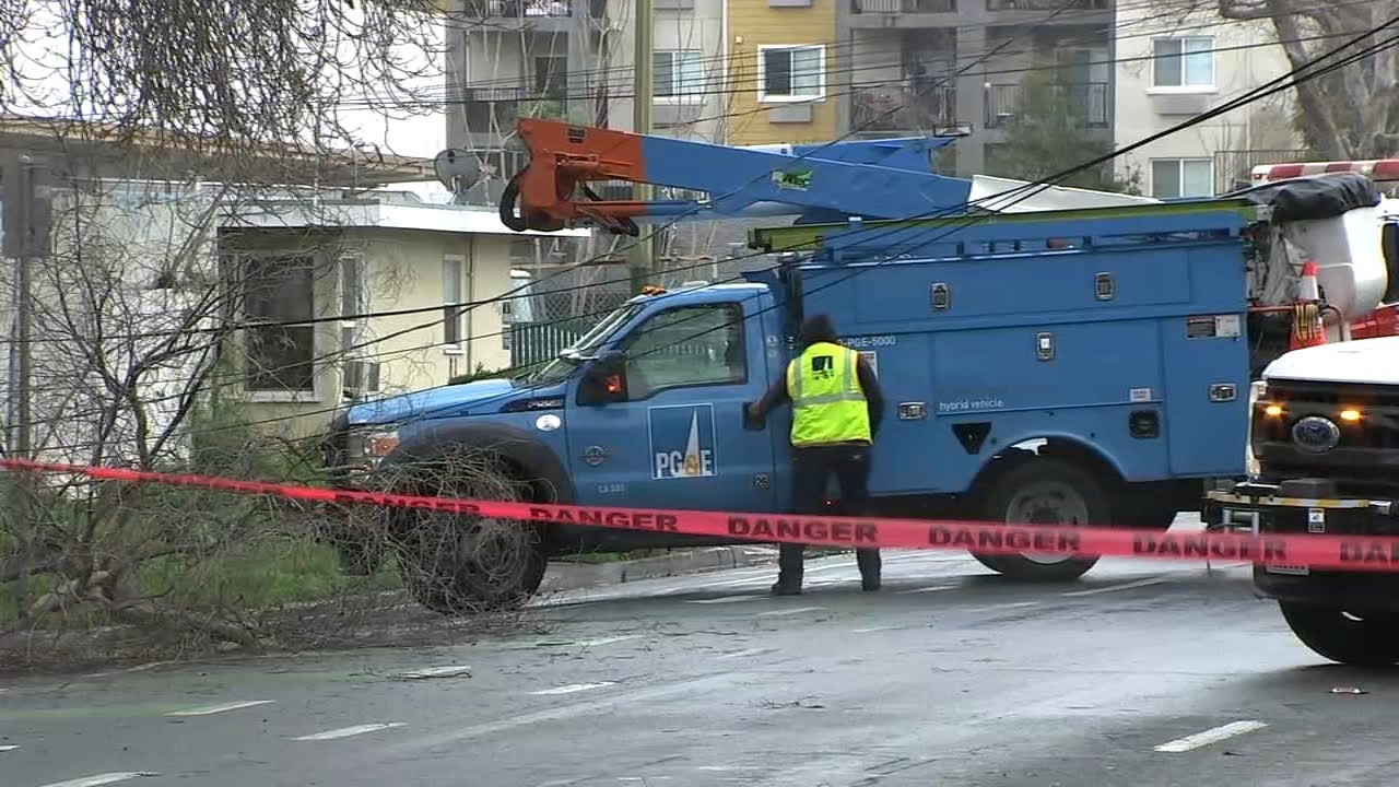 PG&E gives update on Bay Area storm response, outages - YouTube