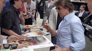 Tom Cruise graciously signs for his fans in NYC #tomcruise #topgunmaverick