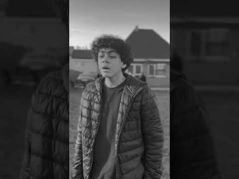 شاهد نجل الشهيد الصحفي سامر أبو دقة يرتل آيات من القرآن الكريم ويهديها لروح والده الذي استشهد