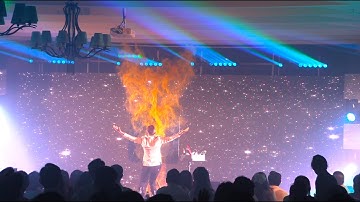 Nghệ sĩ Nguyễn Tiến trình diễn vẽ tranh kim tuyến gây sốc