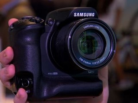 Samsung WB2200F has a second hand-grip for portraits