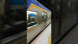 南海電鉄9000系夜の羽衣駅を発車
