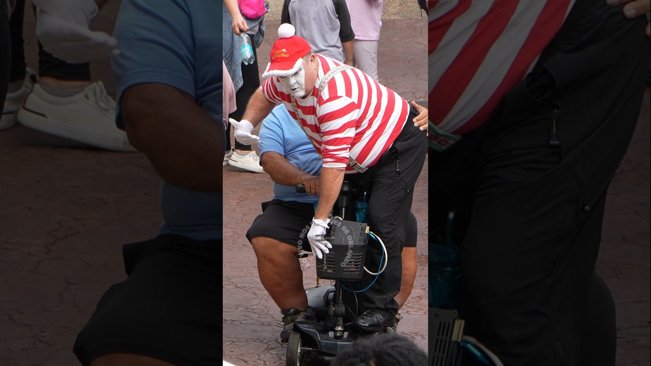 Tom the mime tried to hitch a ride but almost fell 😲😱😬🫣😂🤣 #tomthemime #seaworldmime